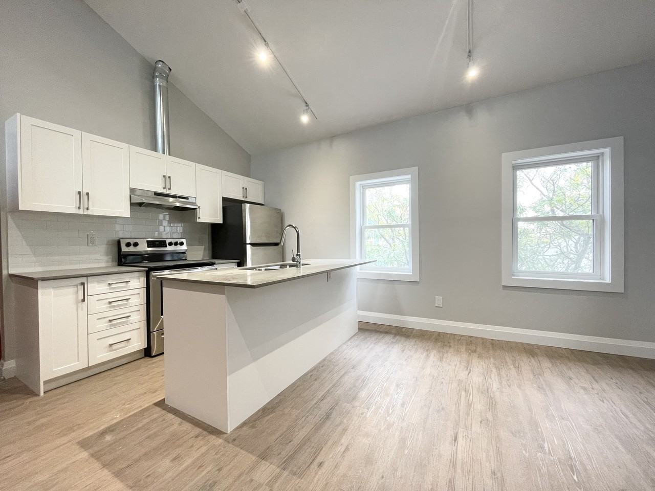 90 John Street South #5 - Photo 2 of 9