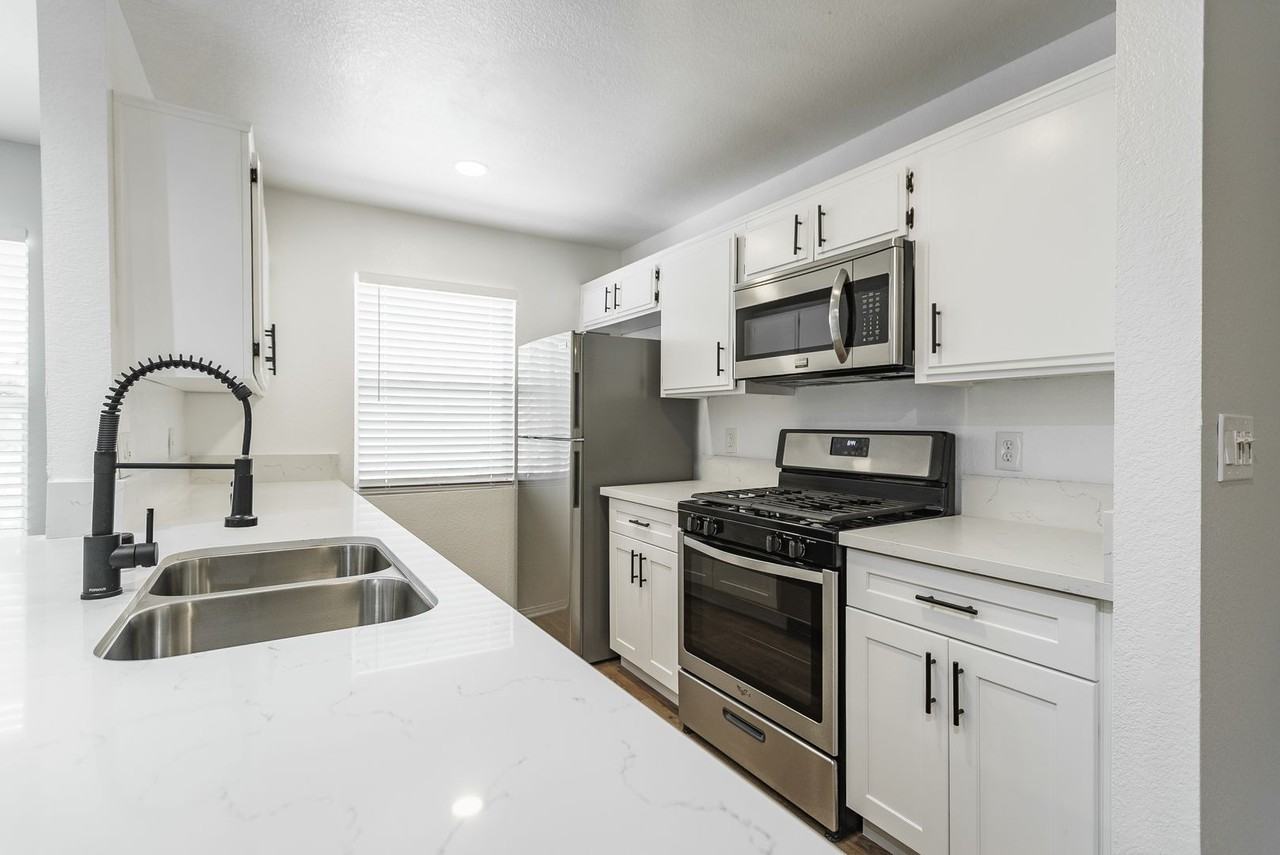 1945 Glendon Avenue - Photo 6 of 37