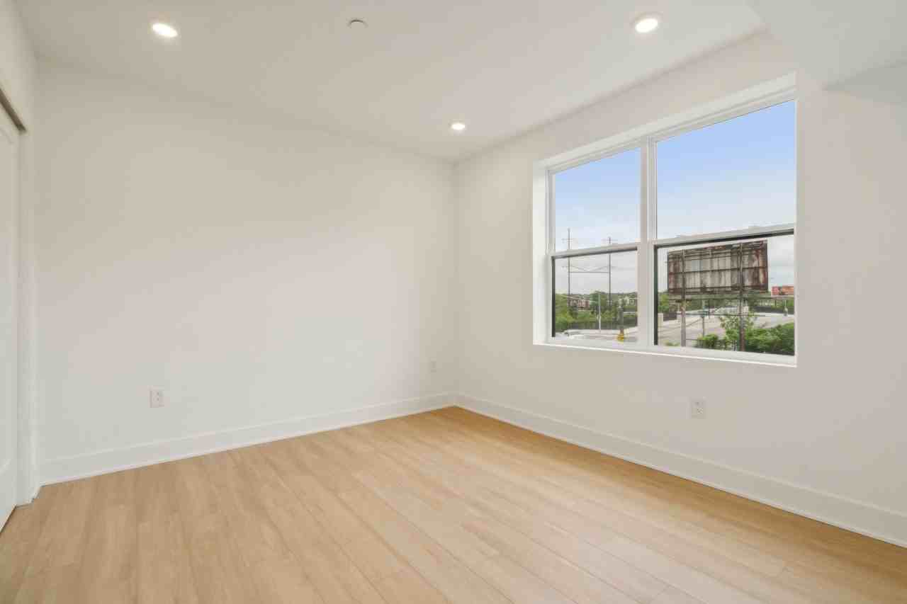 881 N 40th St - Photo 5 of 22