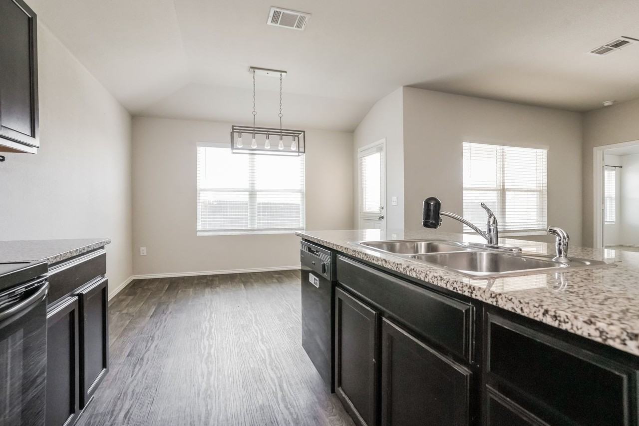 5805 Brampton Ln - Photo 6 of 16