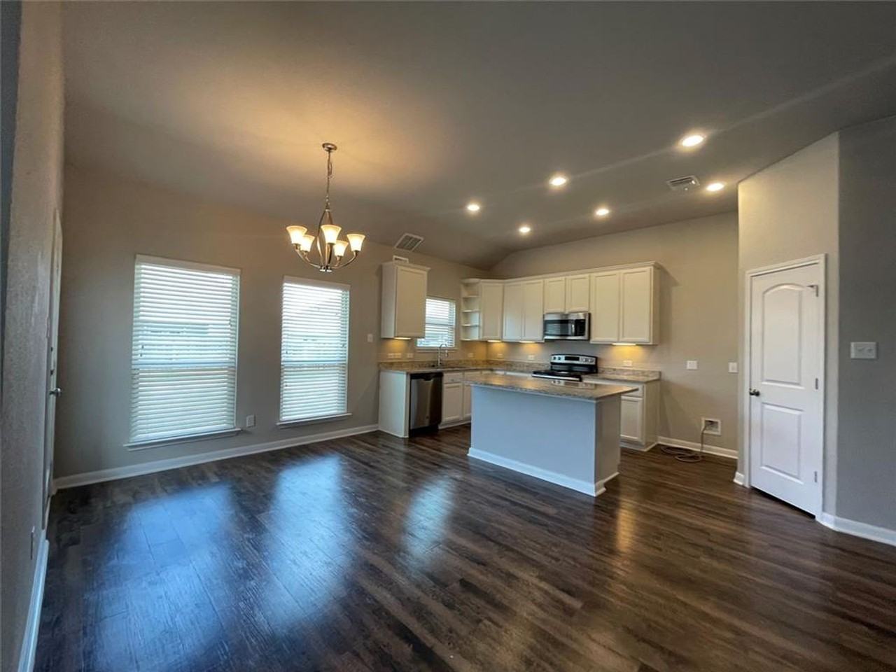 8113 Northgate Loop - Photo 7 of 34