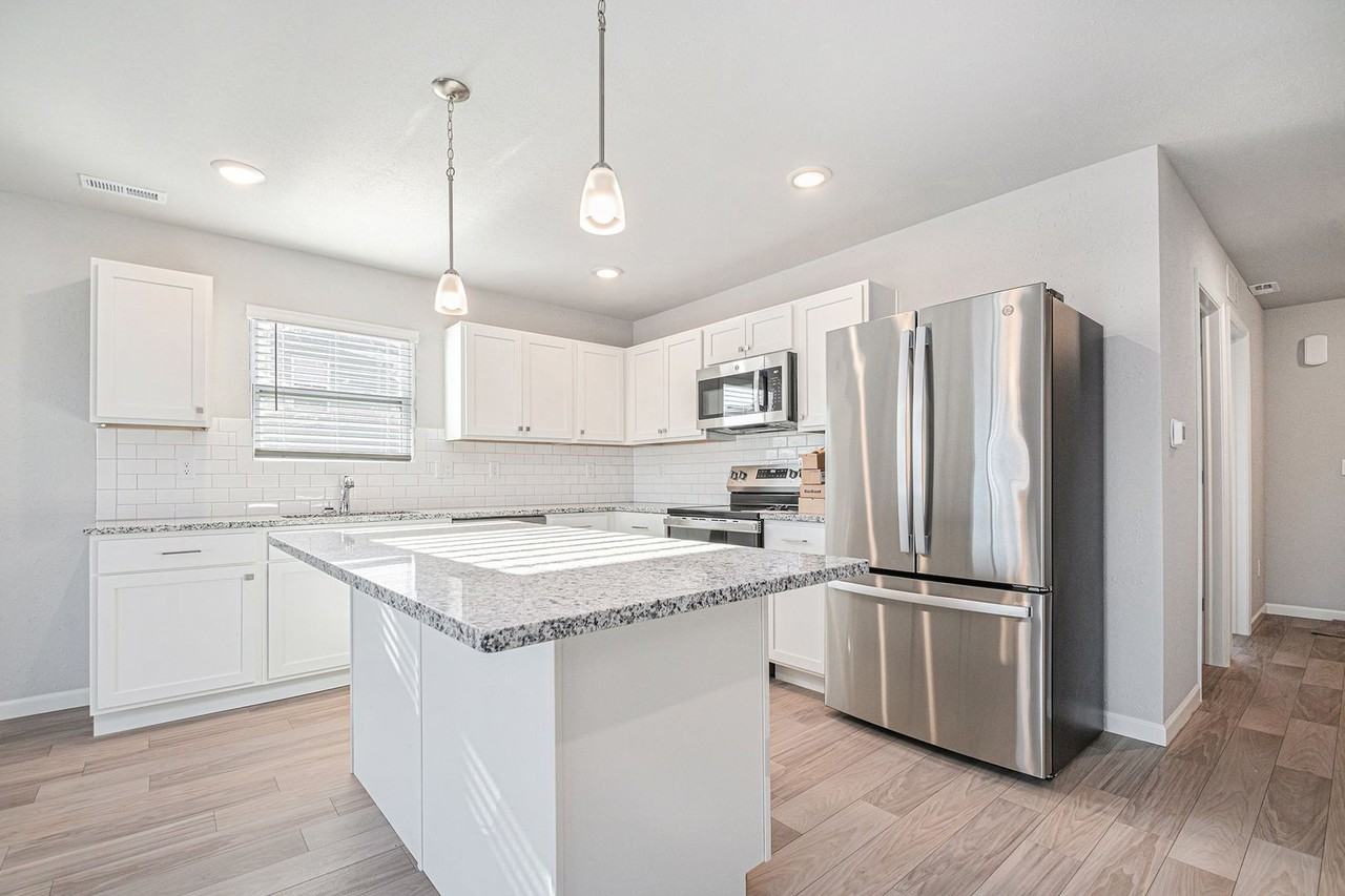 730 Marcoux Ave - Photo 3 of 18