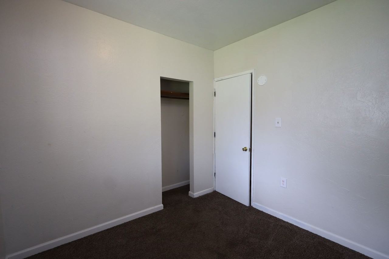 00840 - 210 NE 5th Ave - Photo 2 of 13