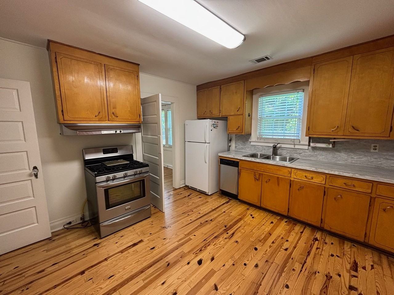 915 Brandon Ave - Photo 7 of 17