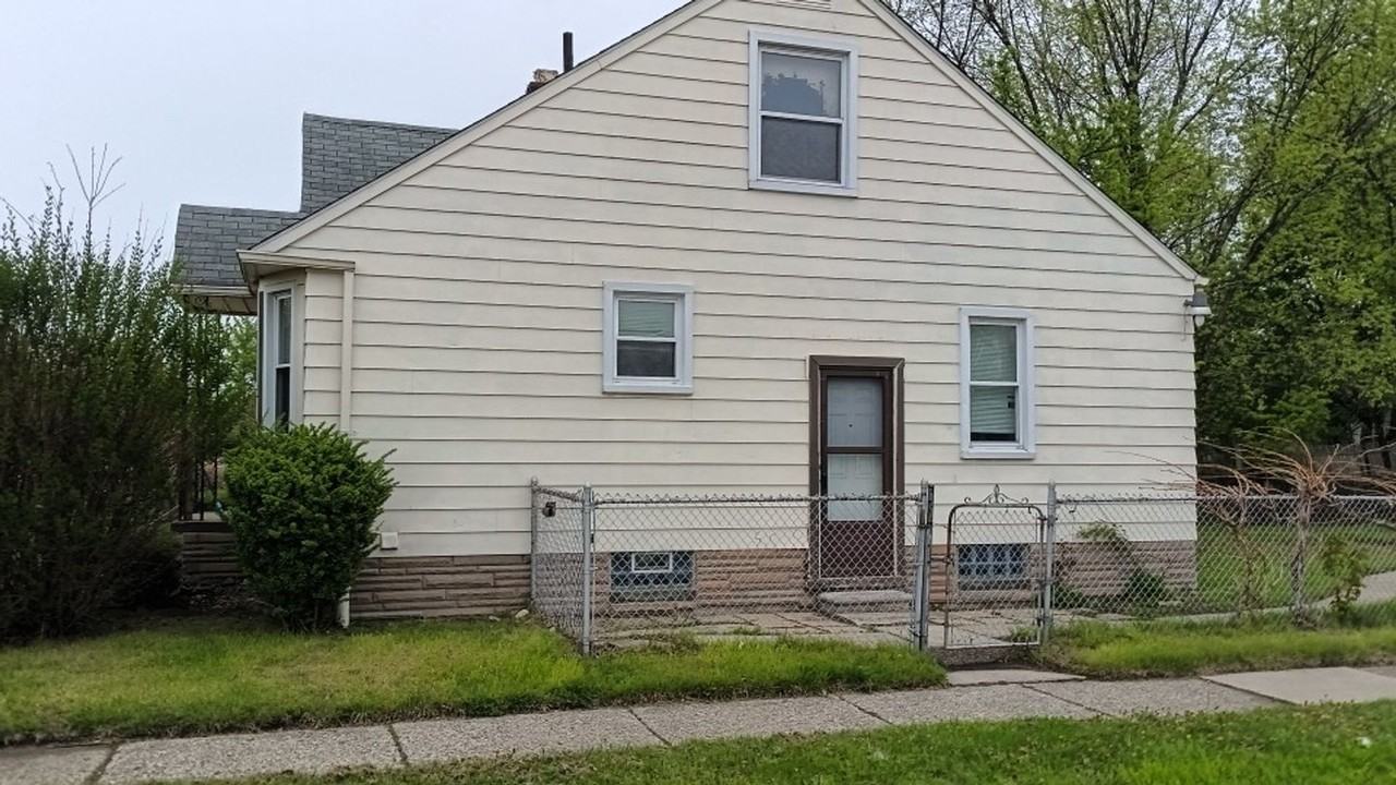 15604 Coram St - Photo 3 of 24