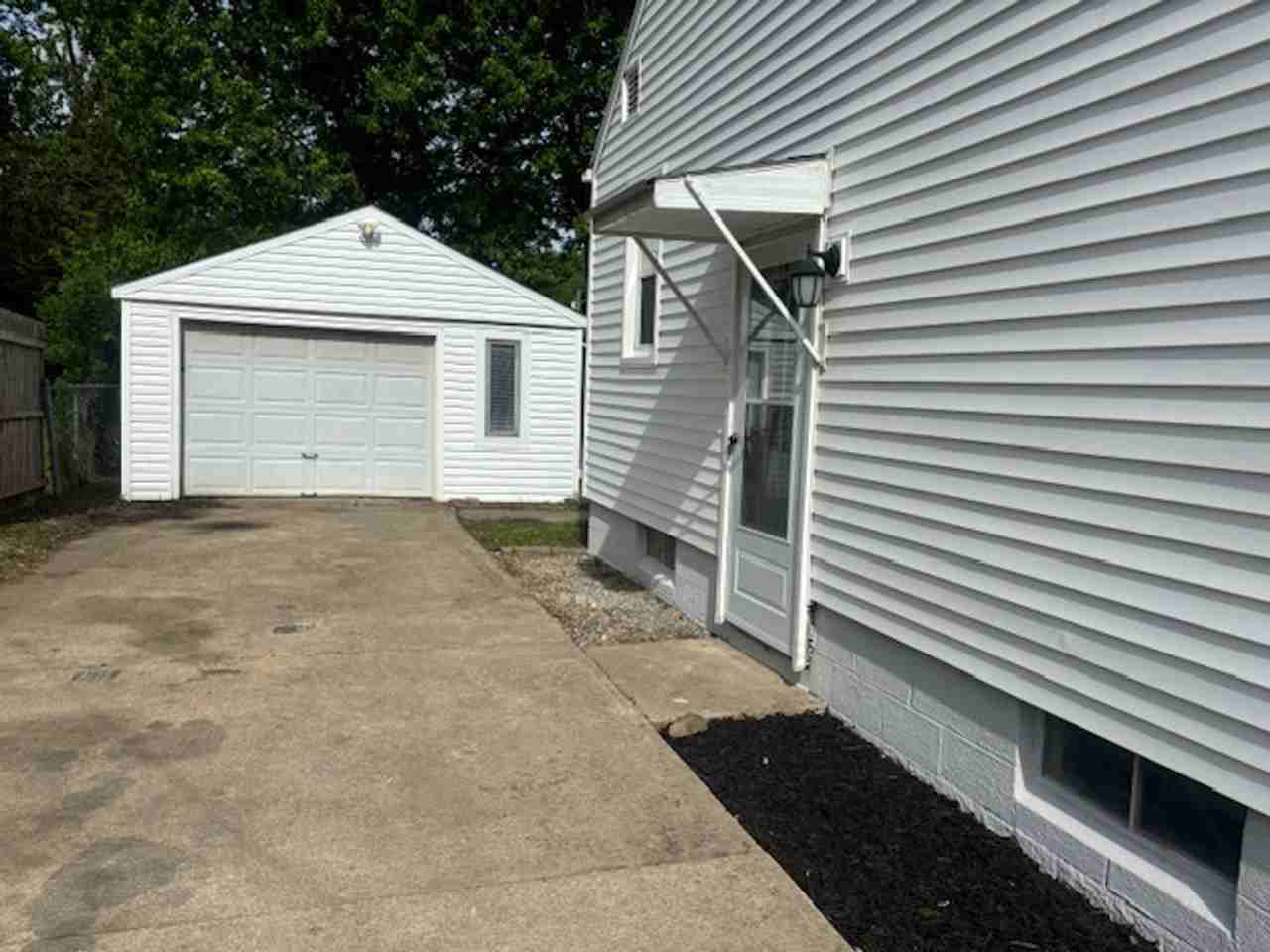 1630 Euclid Ave - Photo 2 of 21