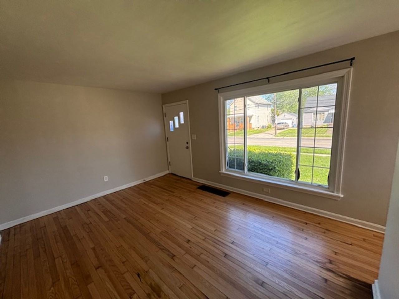 1630 Euclid Ave - Photo 4 of 21