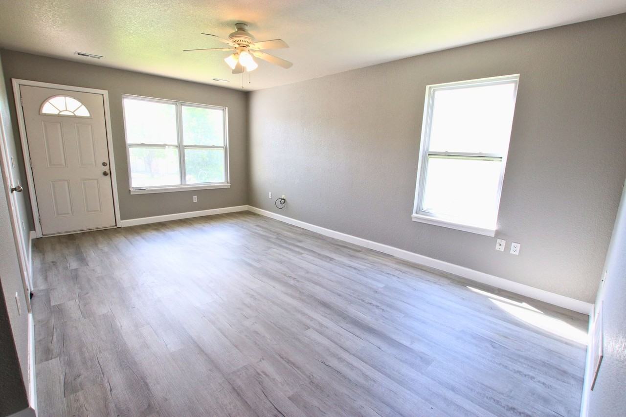 709 Elliott Ln - Photo 2 of 16