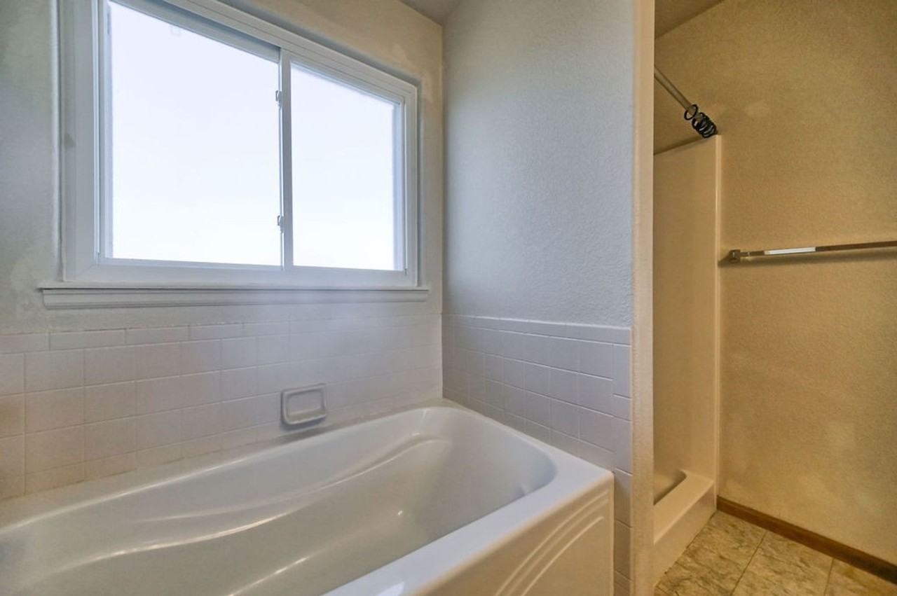 421 Willow Ave - Photo 3 of 34