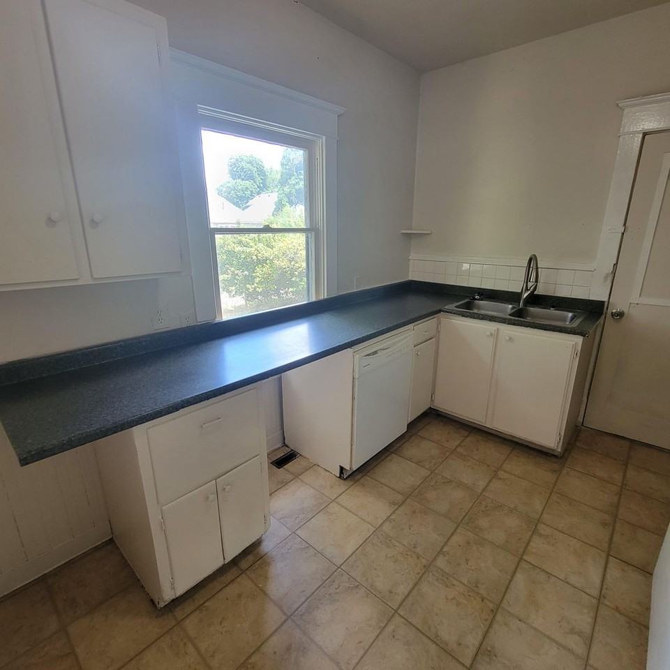 2112 N Astor St - Photo 4 of 11