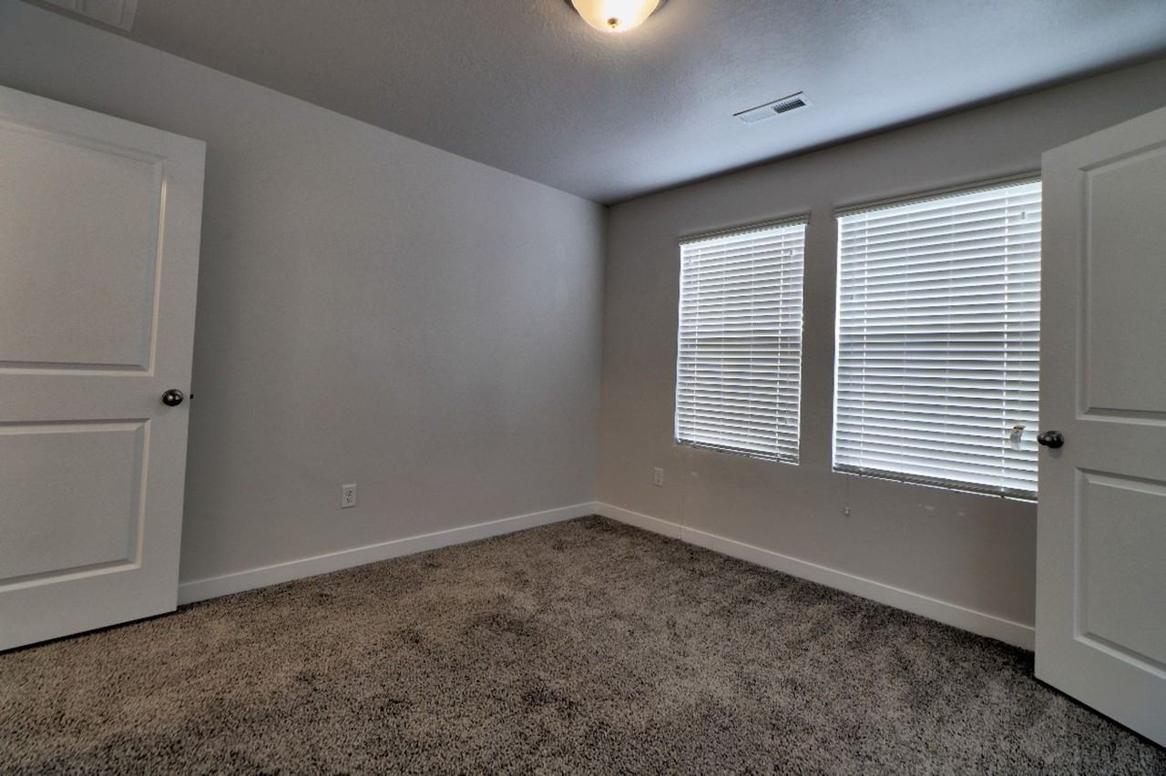 518 S Highpoint Dr - Photo 2 of 34