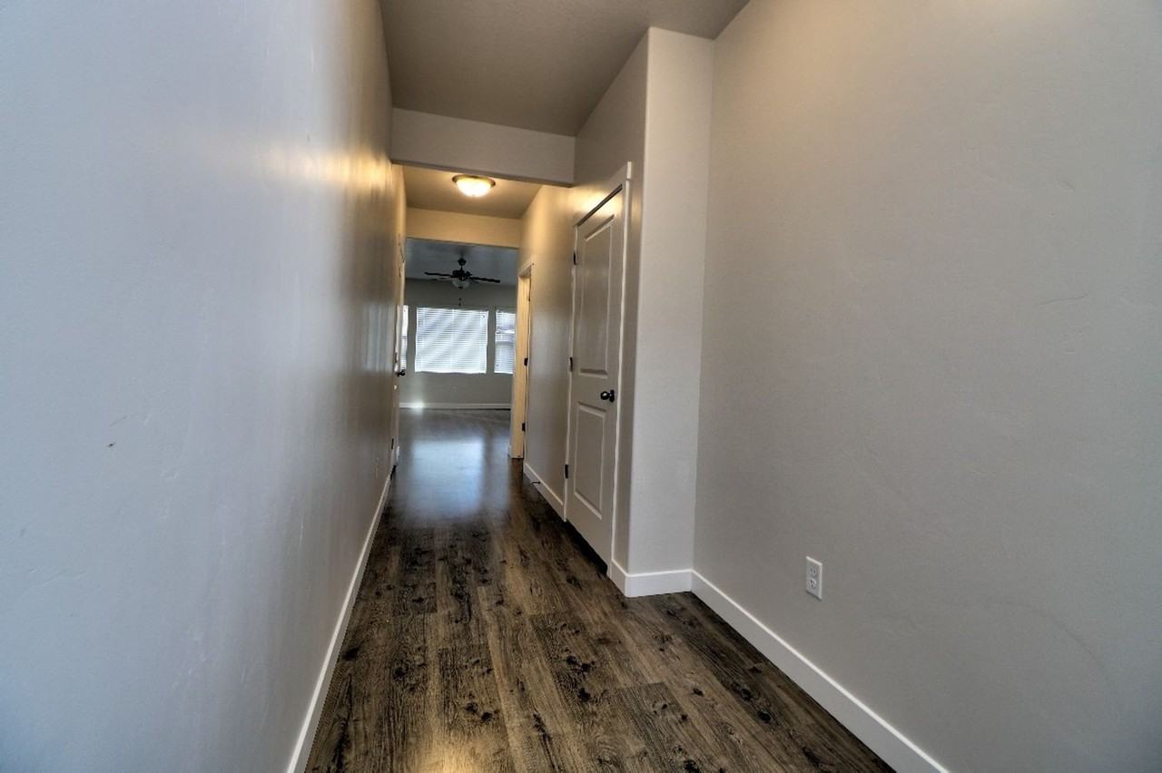 518 S Highpoint Dr - Photo 4 of 34