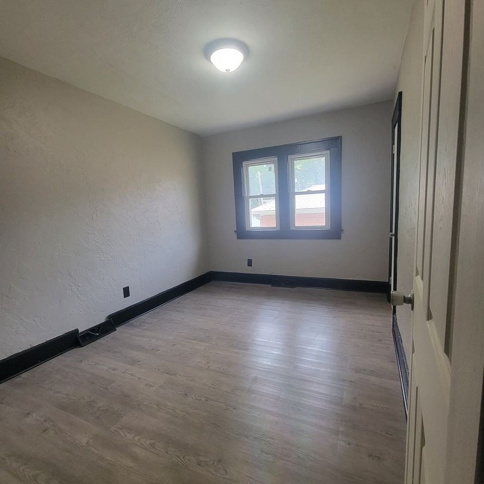 1123 Louise St - Photo 2 of 8