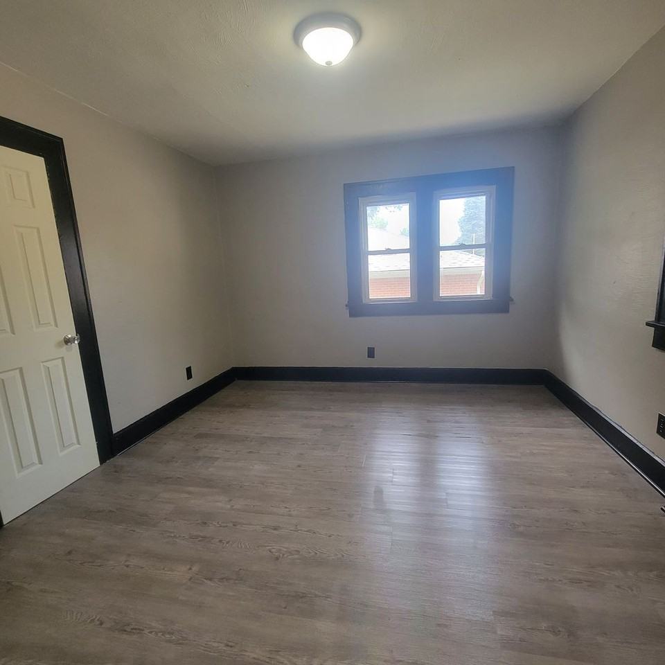 1123 Louise St - Photo 3 of 8