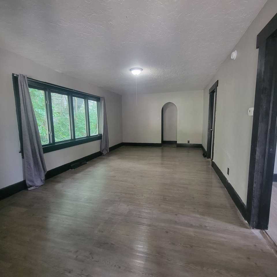 1123 Louise St - Photo 6 of 8