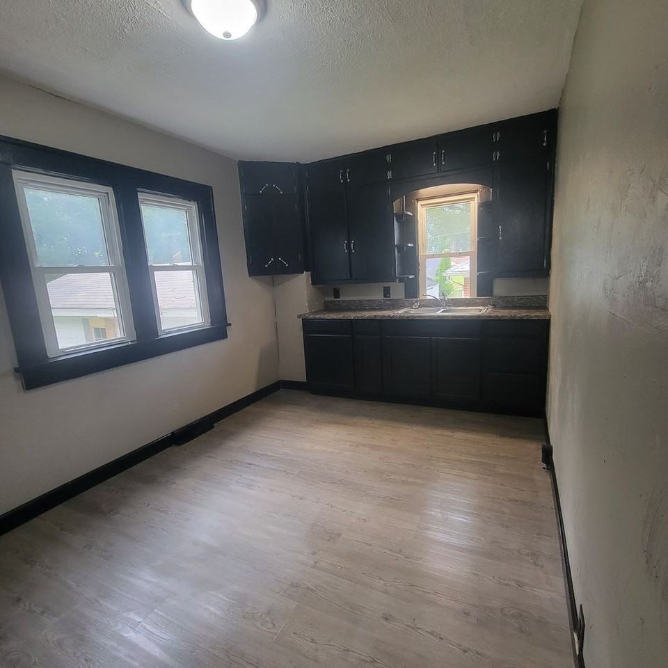 1123 Louise St - Photo 7 of 8
