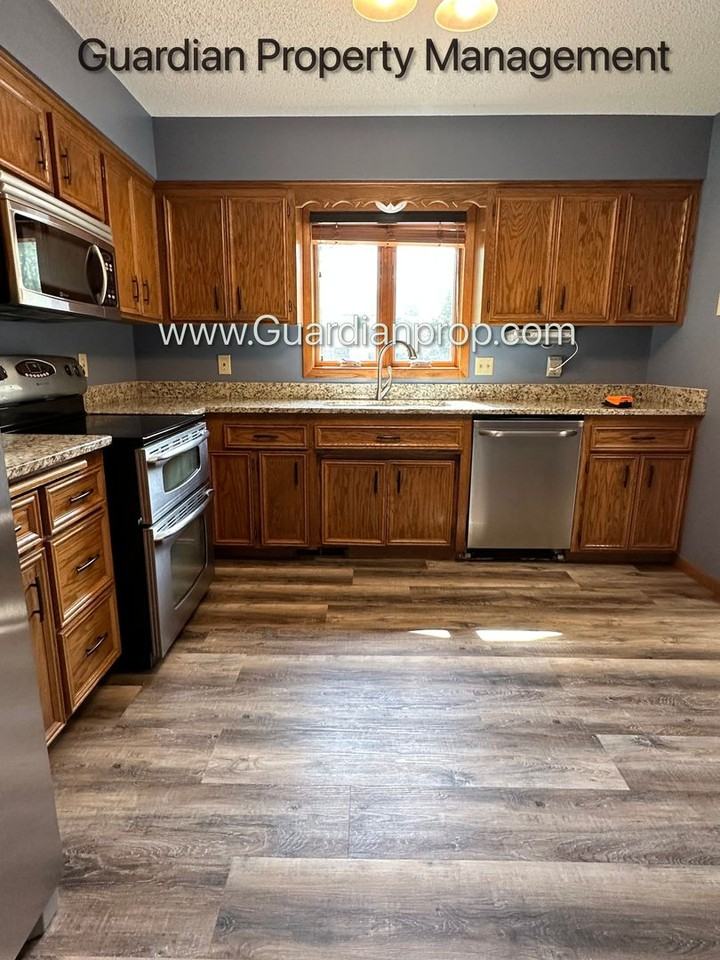 10634 Lee Dr - Photo 2 of 23