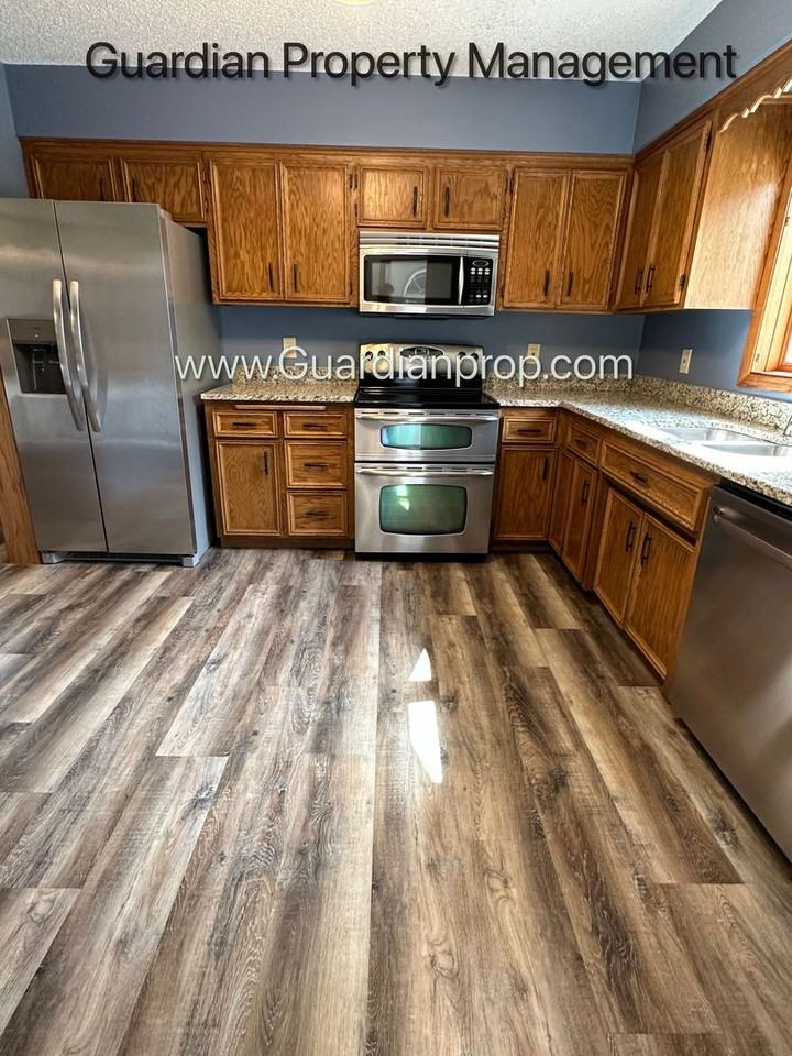 10634 Lee Dr - Photo 3 of 23