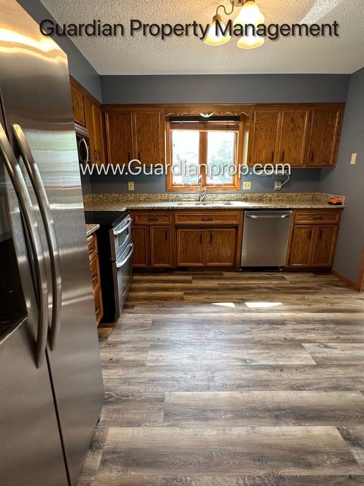 10634 Lee Dr - Photo 4 of 23