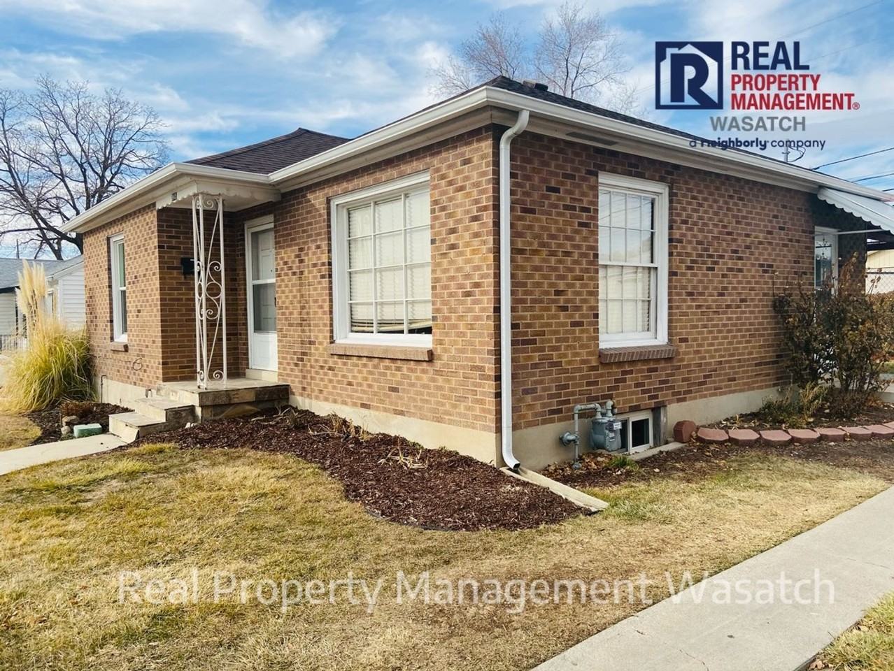 945 E Elgin Ave - Photo 2 of 15