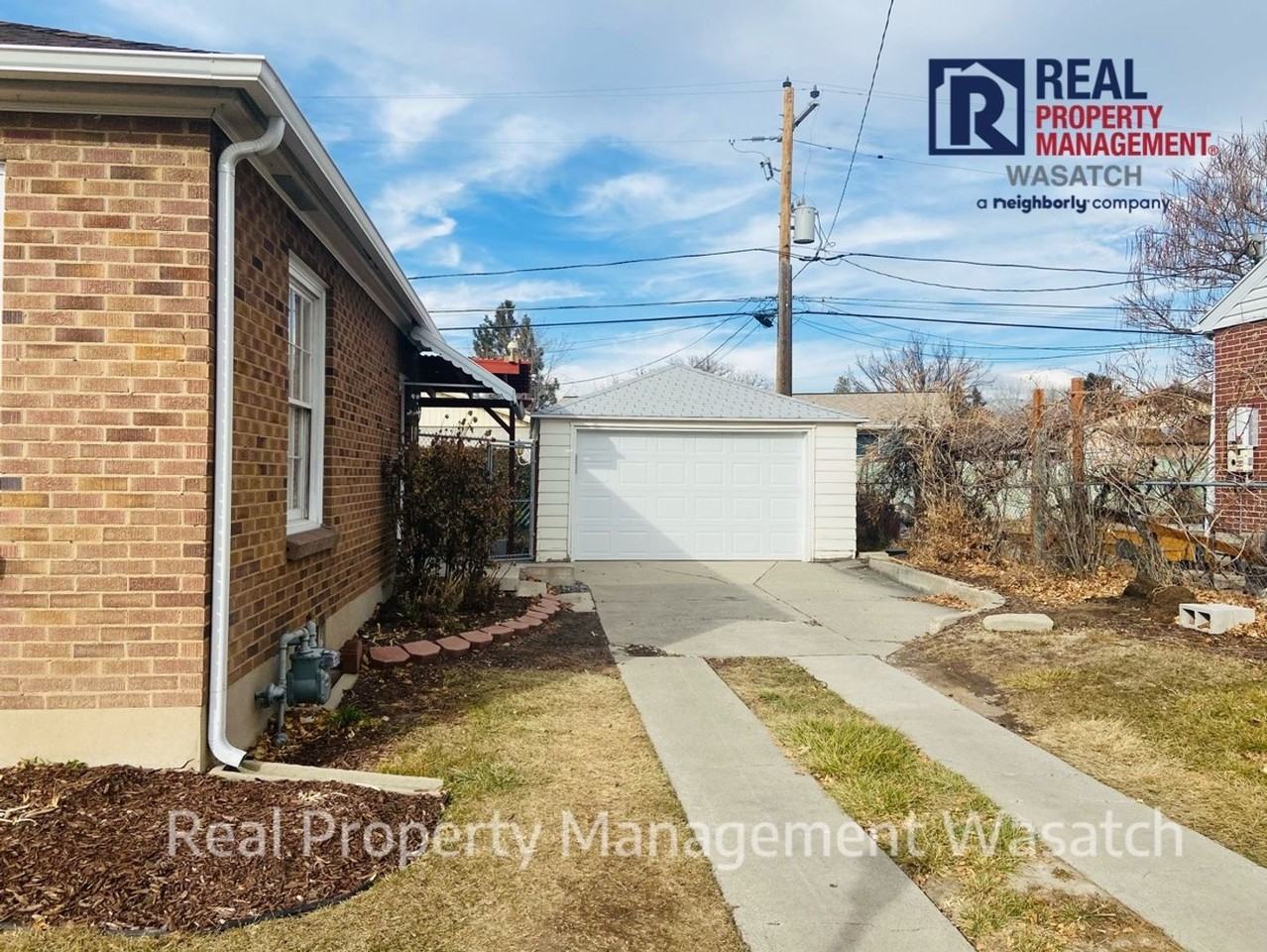945 E Elgin Ave - Photo 3 of 15