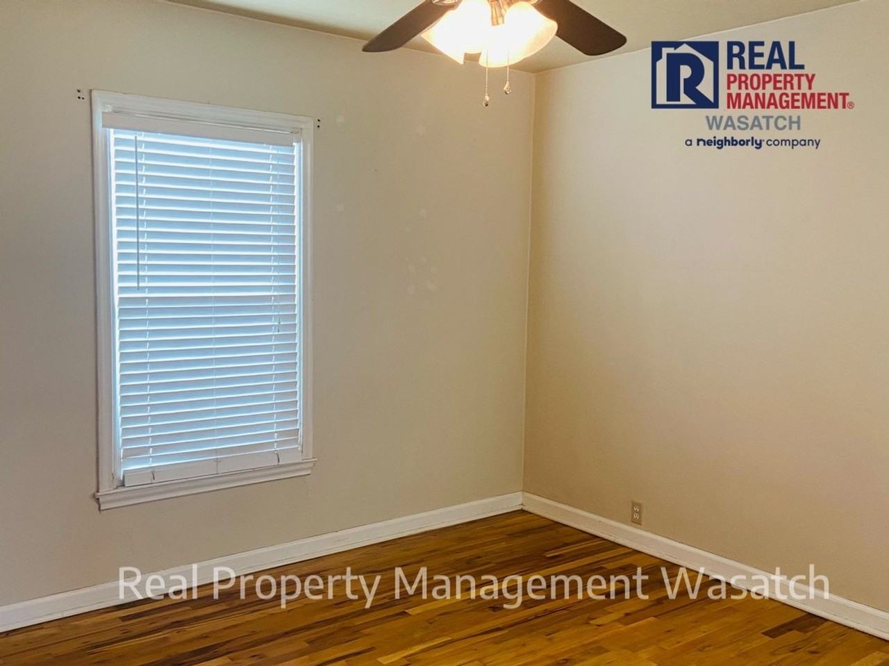 945 E Elgin Ave - Photo 4 of 15