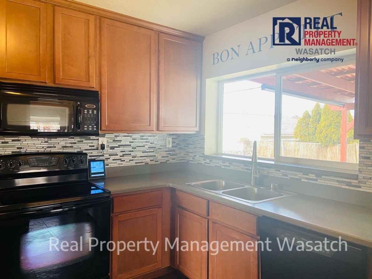 945 E Elgin Ave - Photo 5 of 15