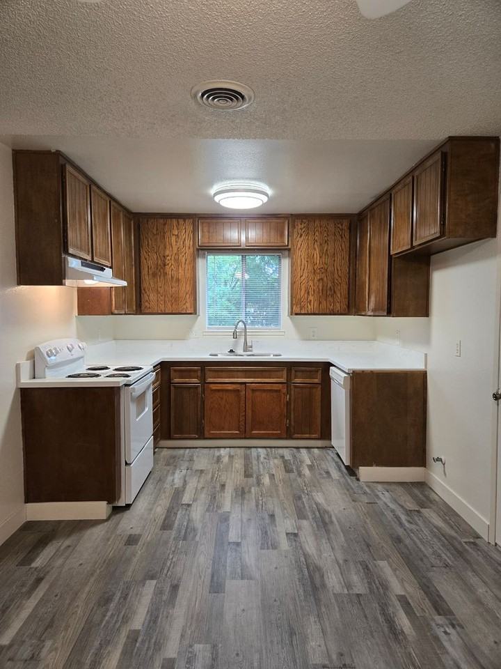 545 Bluefield Ave - Photo 4 of 10
