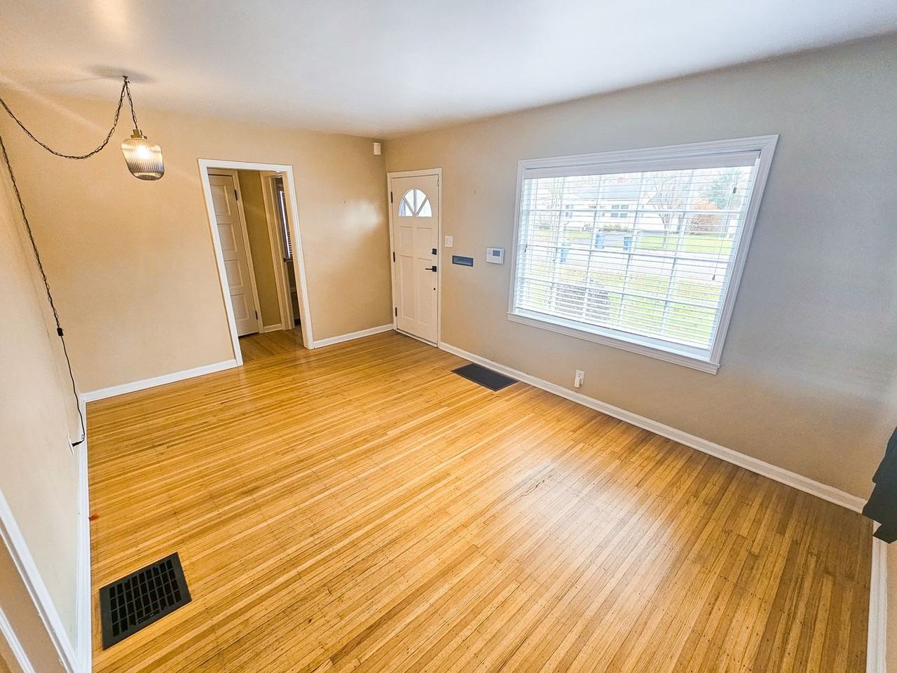 5352 Crittenden Ave - Photo 3 of 34
