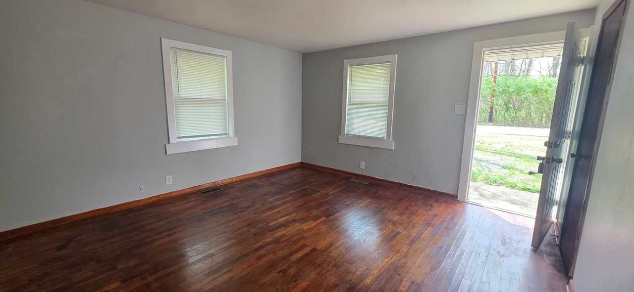 2112 S Rangeline Rd - Photo 3 of 10