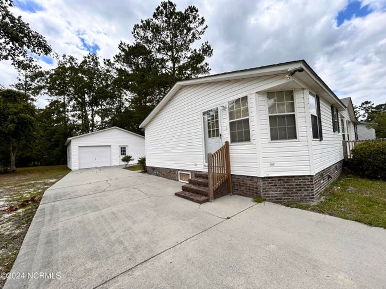 1075 Captains Ct - Photo 3 of 22
