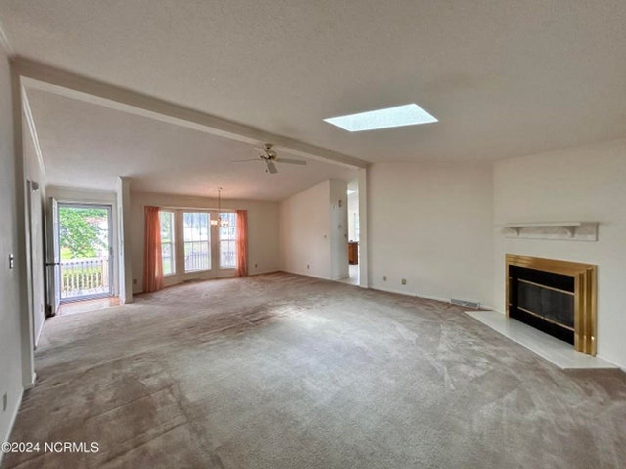 1075 Captains Ct - Photo 5 of 22