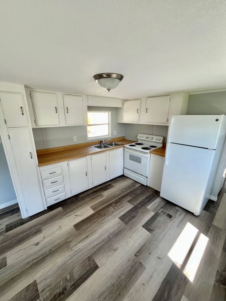 225 Adams St - Photo 3 of 7