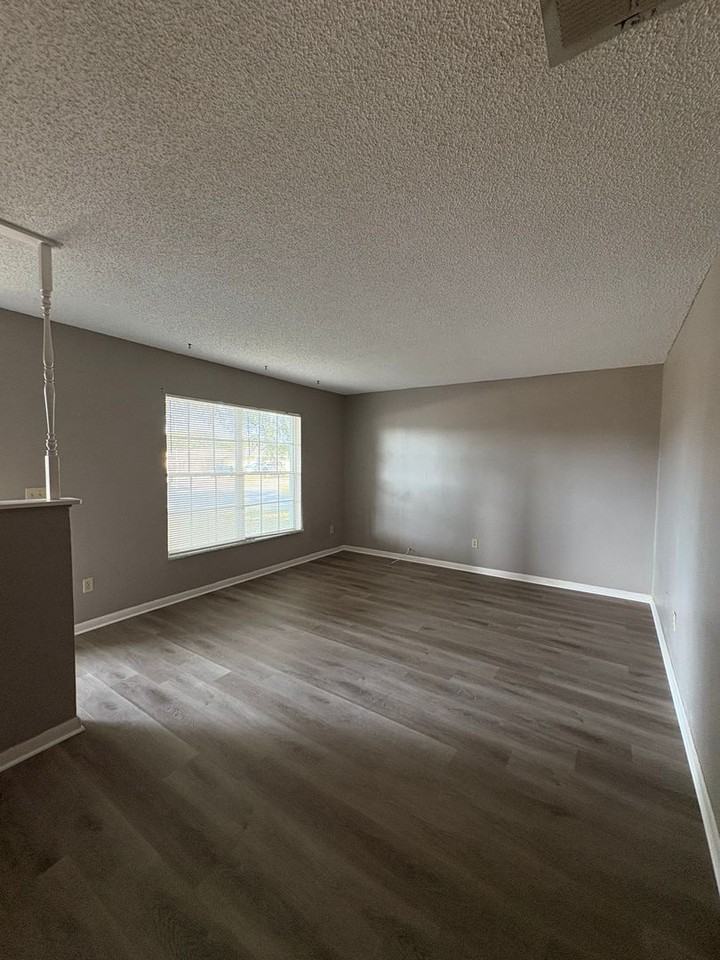 2292 Menomonee Ct - Photo 3 of 8