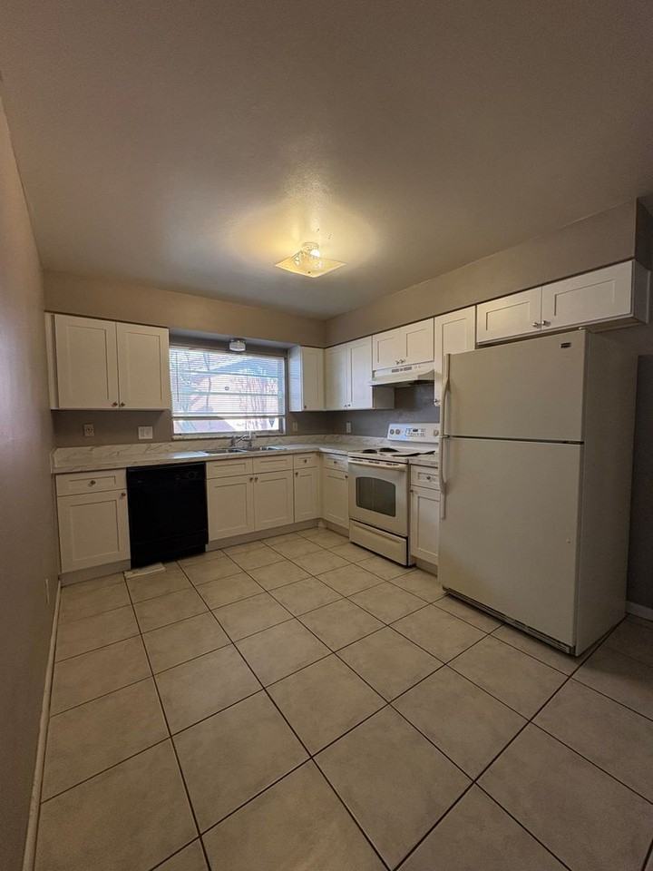 2292 Menomonee Ct - Photo 4 of 8