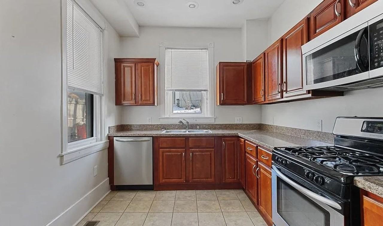 216 W Broadway - Photo 5 of 25