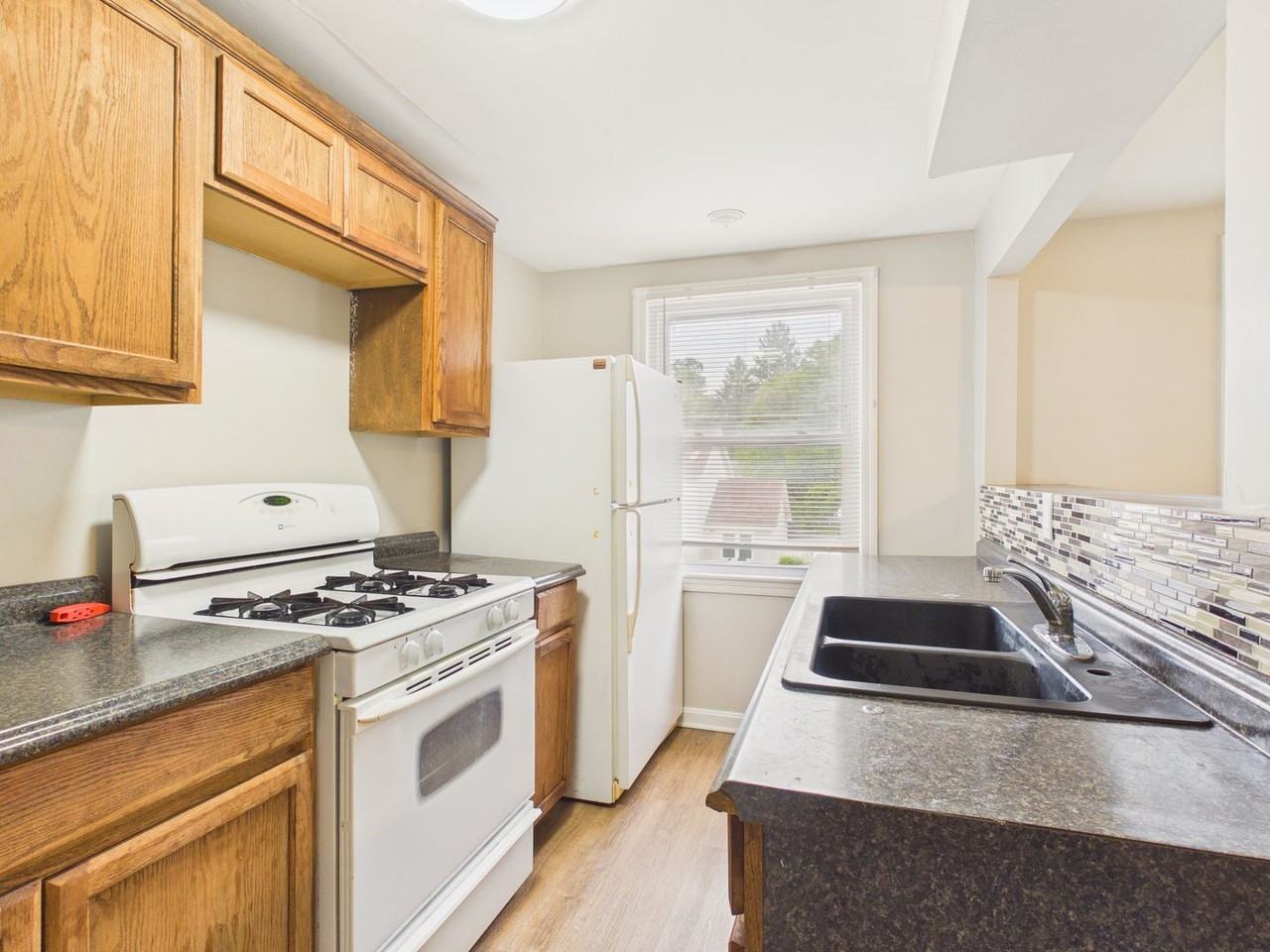 2410 Kensington St - Photo 3 of 23