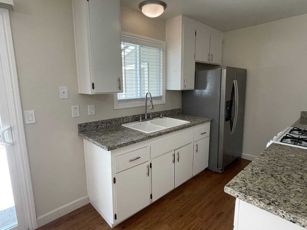 18218 Hale Ave - Photo 5 of 21