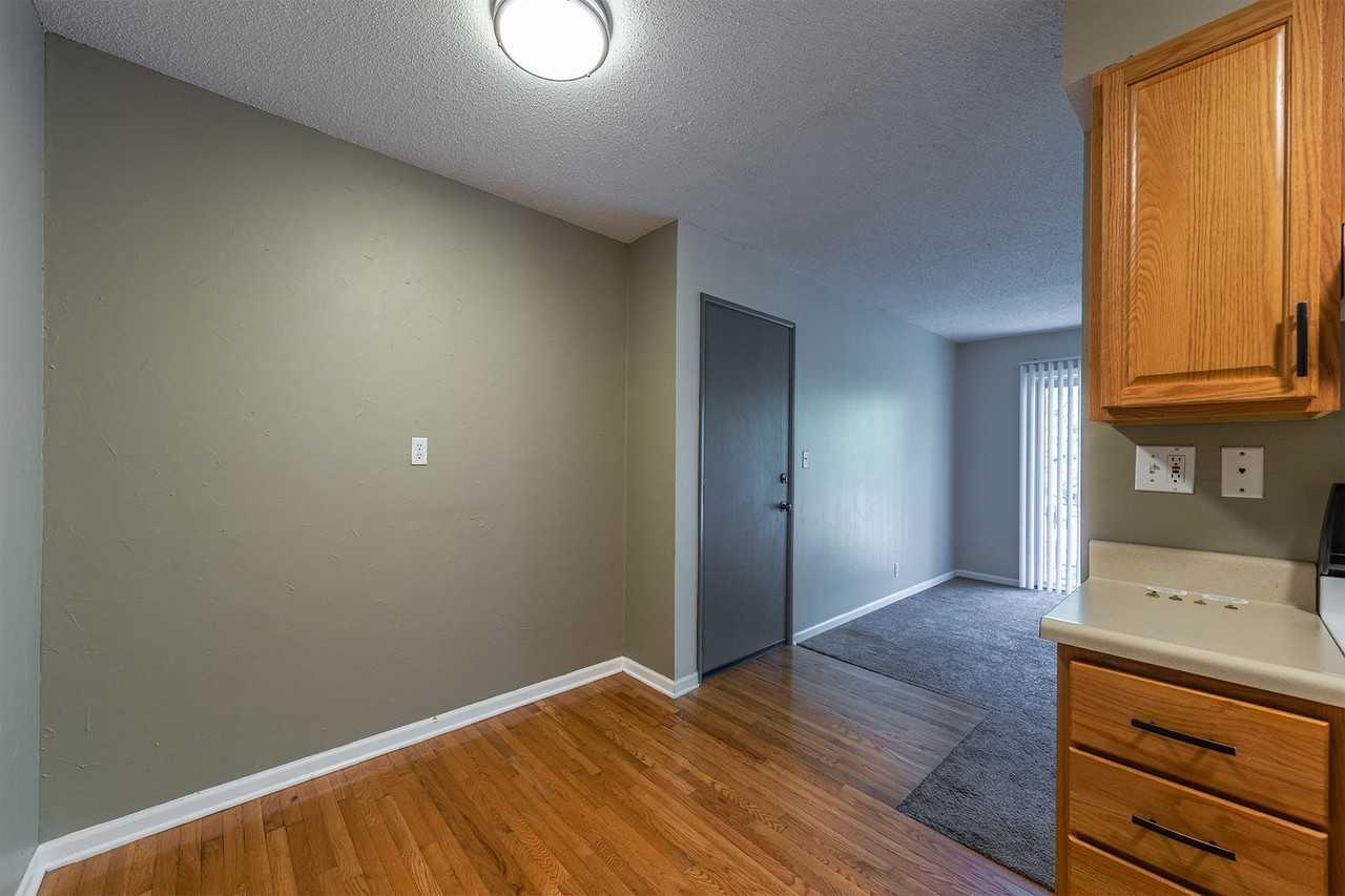 2807 Pembroke Ln - Photo 3 of 17