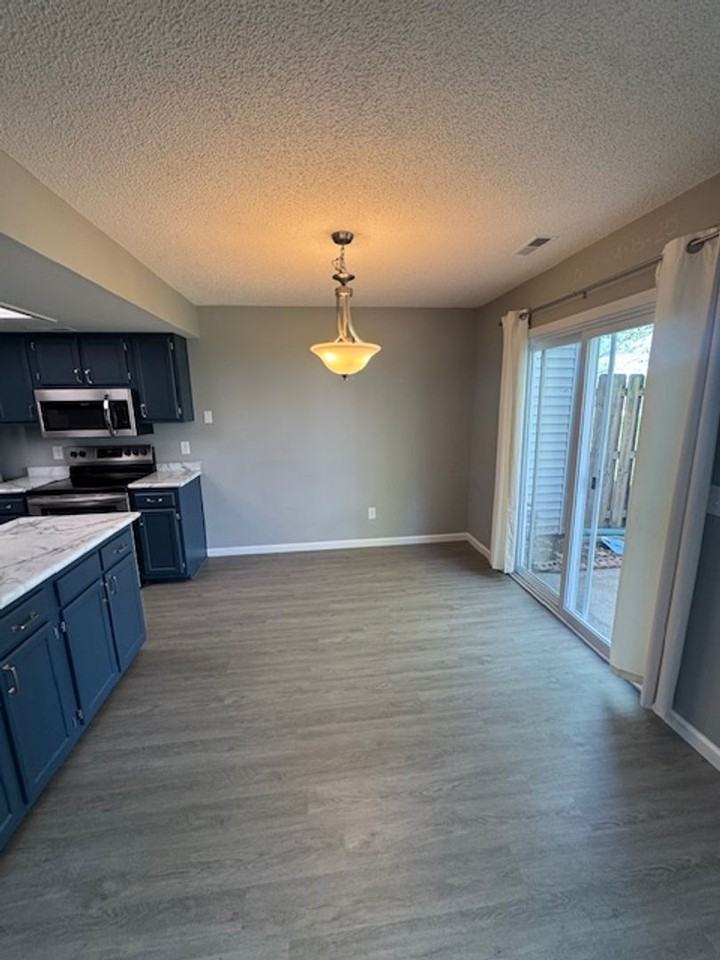 7045 Thamesford Dr - Photo 4 of 9