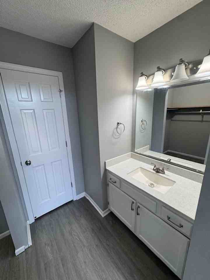 7045 Thamesford Dr - Photo 7 of 9