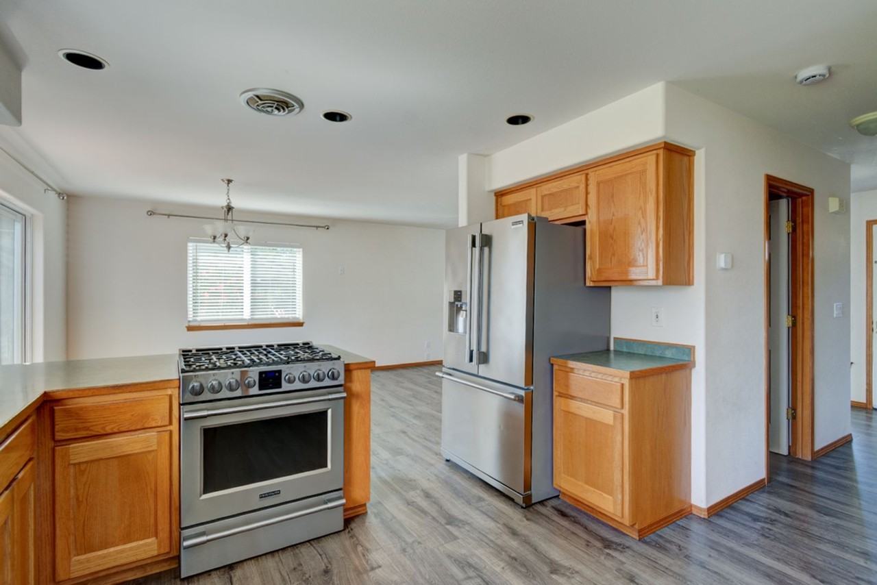 1436 Admirals Dr - Photo 3 of 27