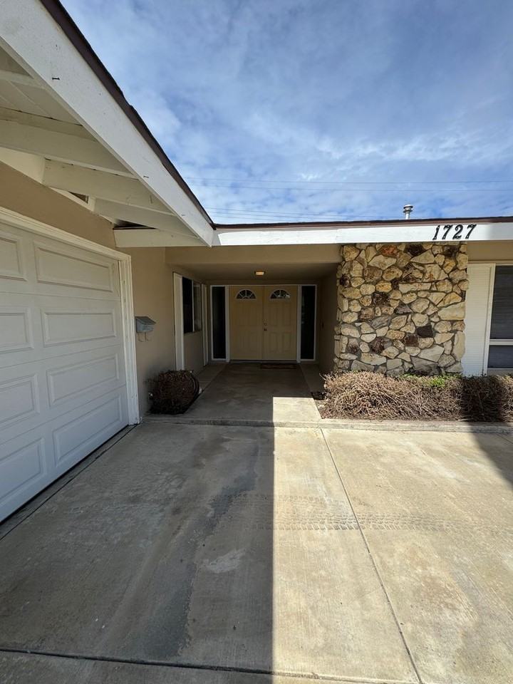 1727 Loma Dr - Photo 2 of 22