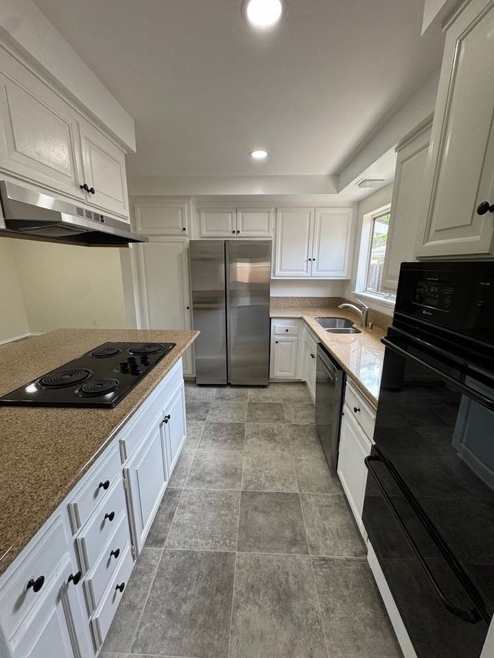 1727 Loma Dr - Photo 3 of 22