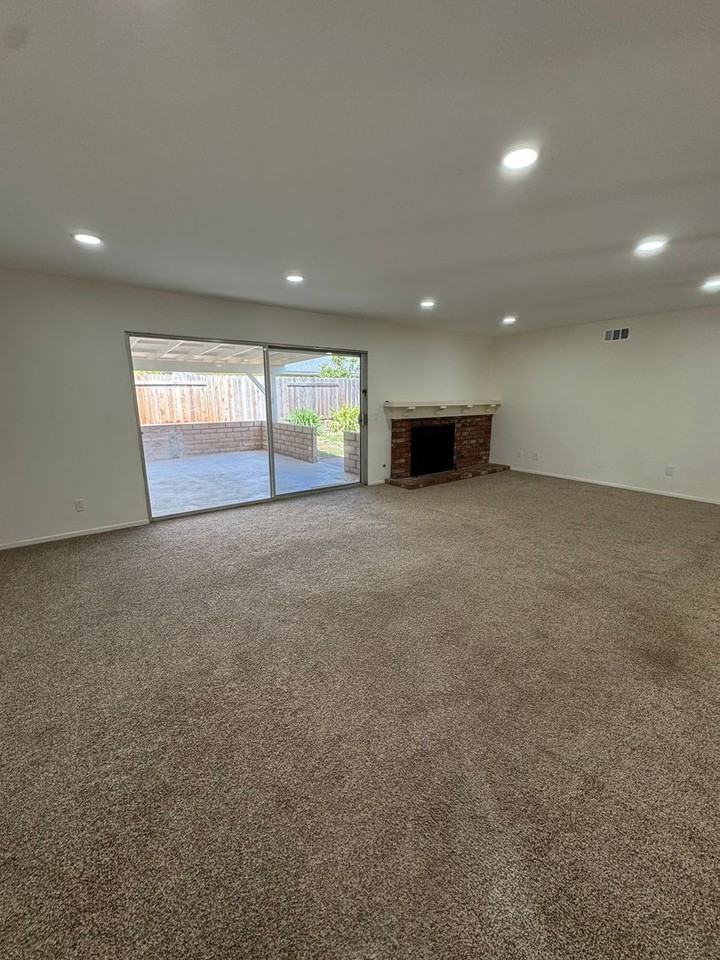 1727 Loma Dr - Photo 4 of 22