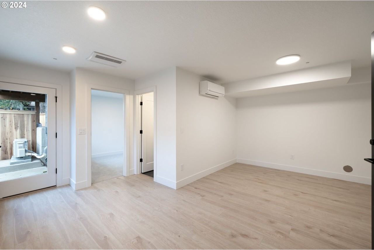 623 Sw Lobelia St - Photo 3 of 6