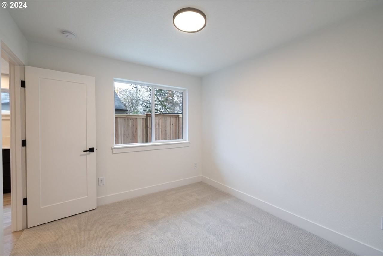 623 Sw Lobelia St - Photo 4 of 6