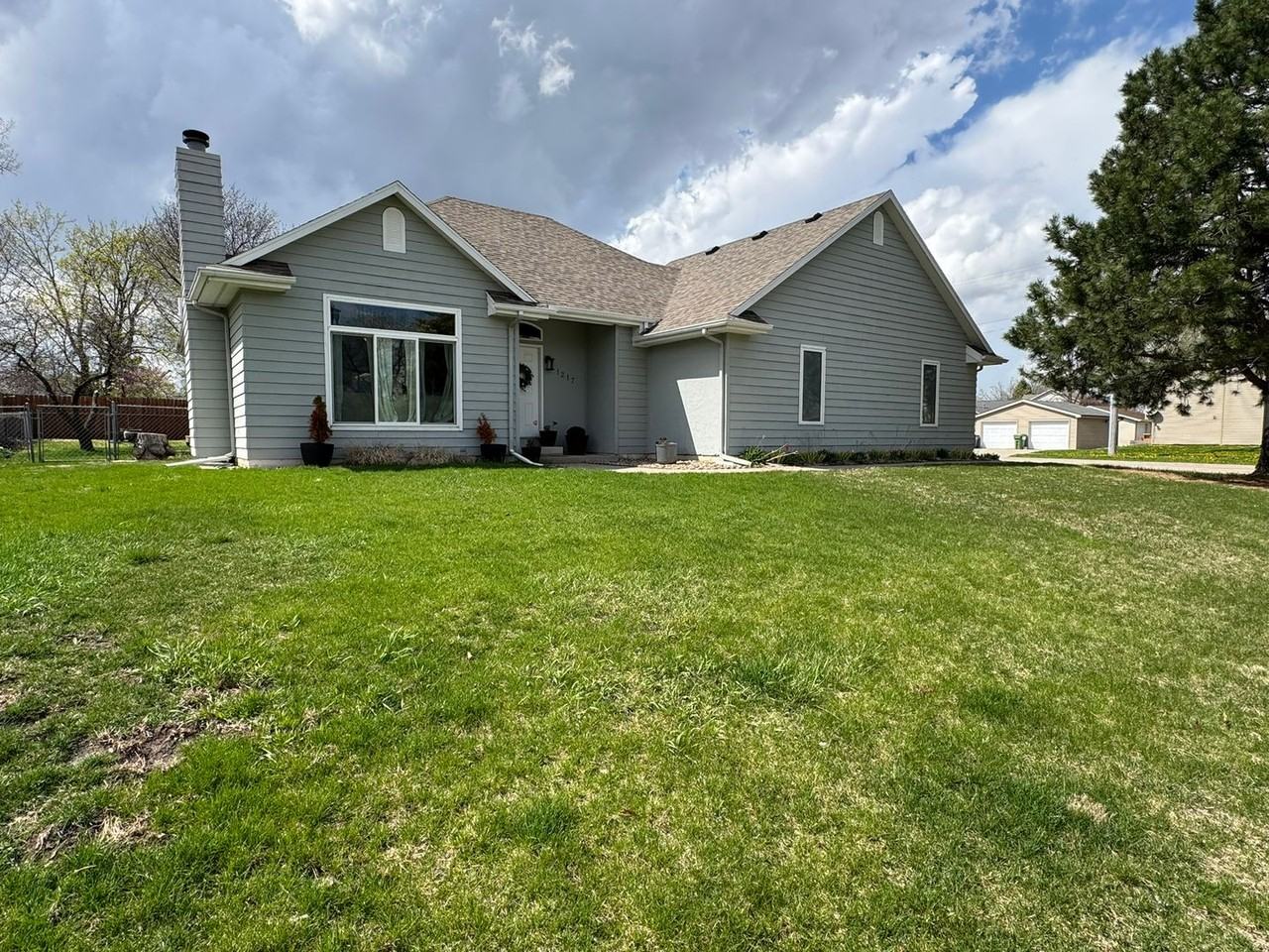 1217 Idaho Ave - Photo 2 of 36