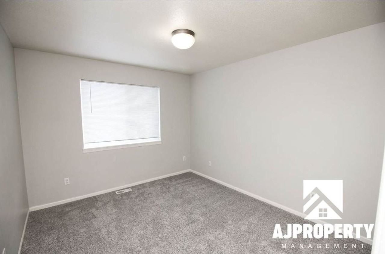 4907 S Tennis Ln - Photo 7 of 19