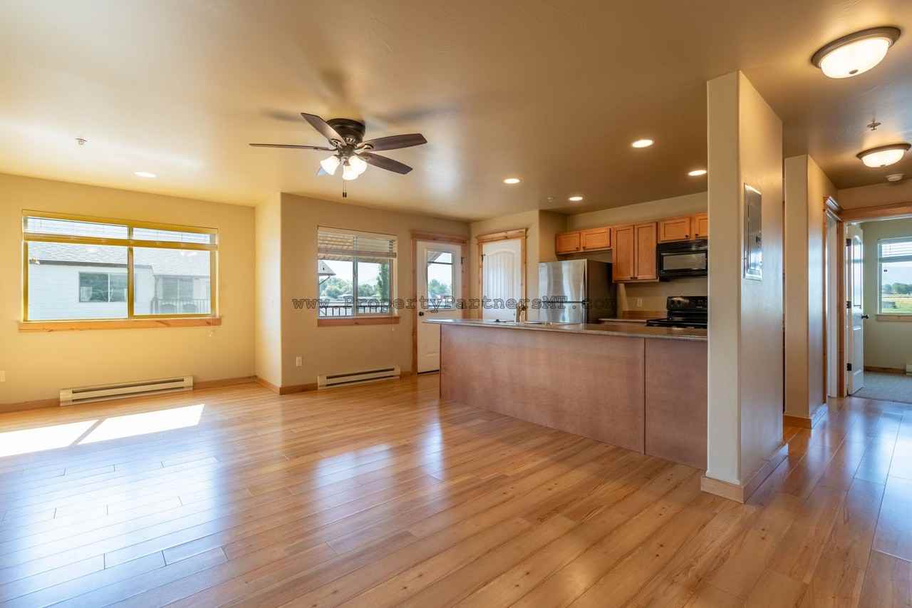 **Beautiful** 3bd/2ba Apartment - Photo 3 of 19